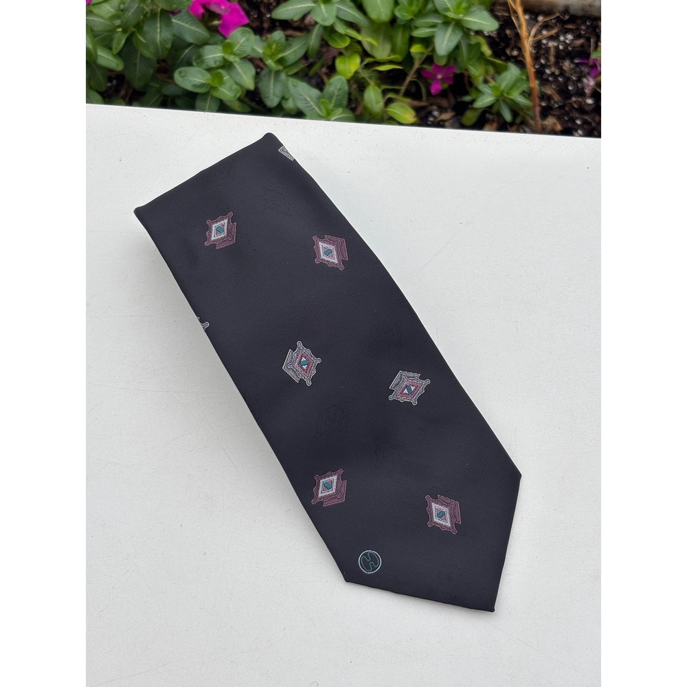 Halston III Mens Geometric Diamond Logo Silk Blend Necktie Navy Blue 3.75" Width